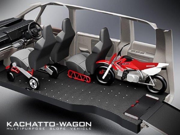 <strong>  KACHATTO-WAGON（カチャットワゴン）</strong> 車内イメージ<br>使って楽しく、超フラットフロアと自在な車内レイアウト機能を備えているため、<br>車イス、自転車等を積むことが出来る 