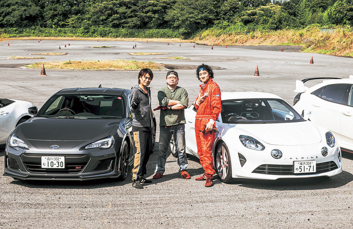 左からチーム副主将の浪川大輔氏、チーム監督兼ドライバーの三間雅文氏、そしてチーム主将を務める三木眞一郎氏だ
