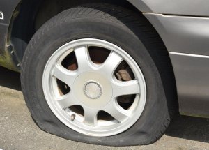 【クルマを長期間動かさないとどうなる？】「せめてエンジンだけでもかけろ」は大間違い!