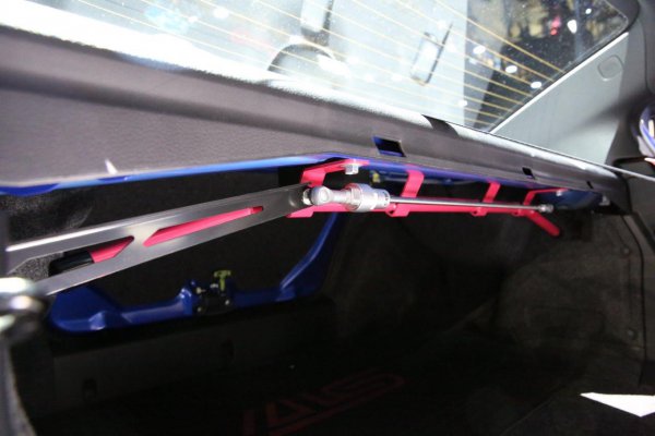 今回WRX S4 STIスポーツに初装着された（トランク上部。リアシートを倒すと見ることができる）フレキシブルドロースティフナーリア