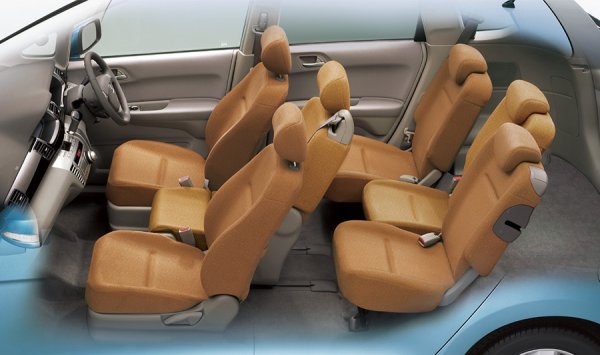 3席×2列の6座を独立させ、前後のセンターシートにロングスライド機構を持たせる独創のV字シートレイアウトを採用。フロントセンターシートは子供の乗車も充分に考慮し、万一の衝突時の安全性とドライバーの操作性への影響を徹底検証し、シートのスライド位置を設定。270mmという長いスライド量によりチャイルドシートを装着しての子供の乗車に対応するとともに、隣りの人と肩をずらした快適な横3人掛けを実現 