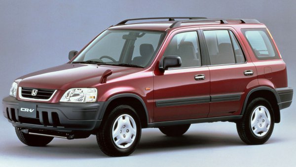  1995年10月、オデッセイに続くクリエイティブムーバー第二弾として登場した初代CR-V。当初はクロスオーバーSUVでありながら、全車コラム式4速AT、デュアルポンプ式4WD車のみの設定で、RAV4とともに都会派SUVの先駆車となった