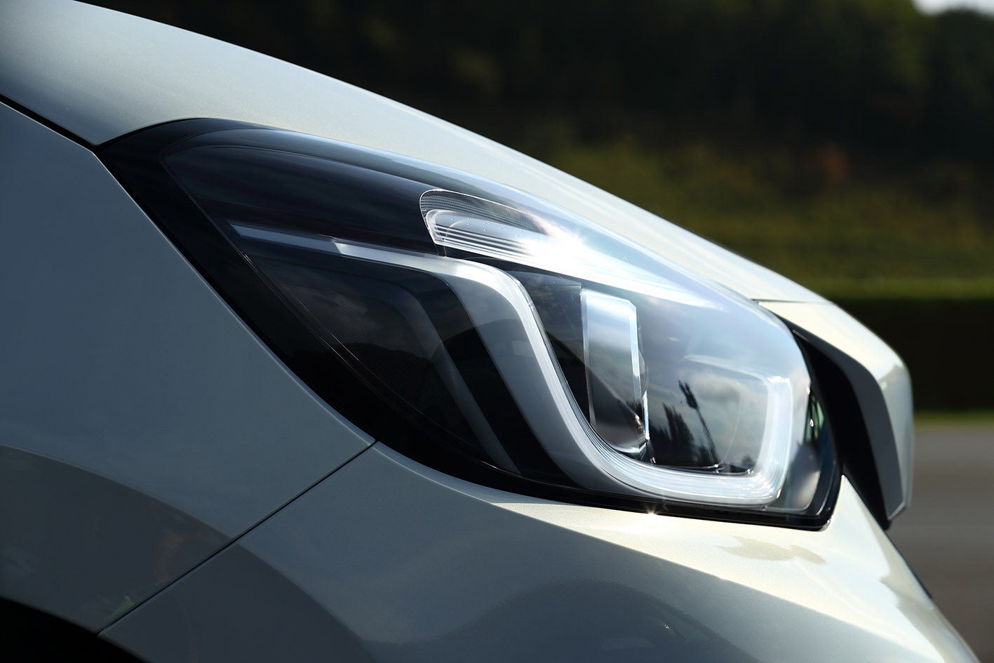 攻めのヤリス か 癒しのフィット か 仁義なきデザイン対決 自動車情報誌 ベストカー