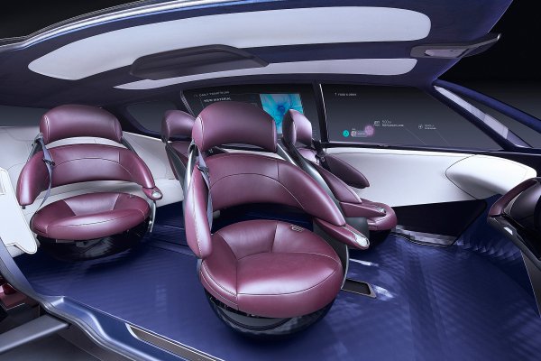 Fine-Comfort Rideのインテリア。自由な姿勢に調整可能なシートを中心に、エージェント機能やタッチディスプレイを配置し、乗員は自由に情報へアクセスできる