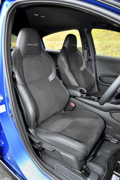 モデューロXシリーズ初の専用スポーツシートを採用。サイドと座面が専用形状となっており、上質な乗り心地とロングドライブでの疲労軽減を実現している