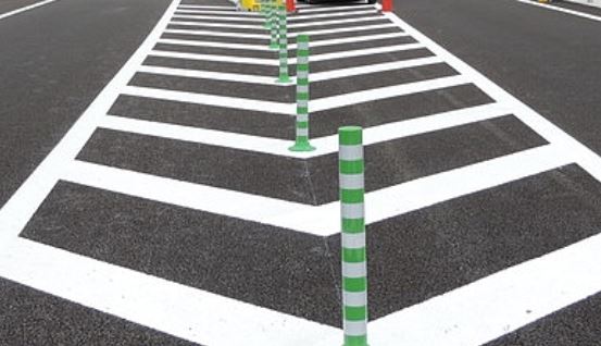 安全地帯または路上障害物接近を知らせる道路標示もゼブラゾーンに似た形状をしている。写真は高速道路の入口／出口