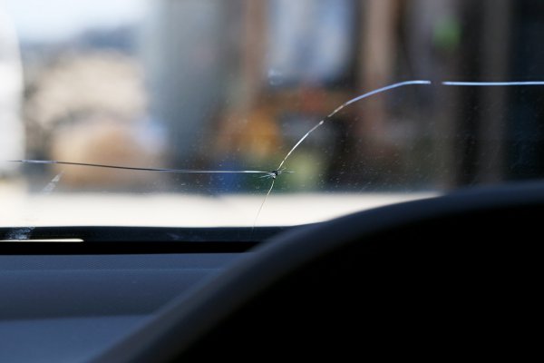 今や事故扱いで等級ダウン 窓ガラスの飛び石は保険を使って直すべき 自動車情報誌 ベストカー