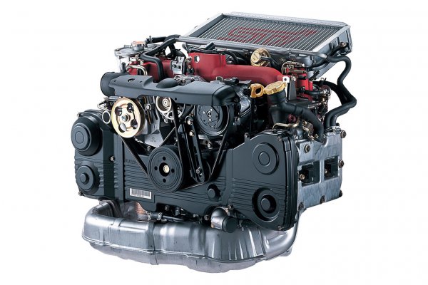 2002年型「インプレッサWRX　STi」の2Lターボエンジン。それまで不等長だったエキゾーストマニホールドが等長となった 