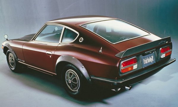1971年11月に発売されたS30型240ZG。240Zと240Z-Lの全長4115×全幅1630×全高1285mmに対し、240ZGは190mm長いエアロダイナノーズ（Gノーズ）を採用し、4輪にFRP製のオーバーフェンダーを装着。そのため全幅は60mm拡大され、ルックス的にも精悍かつ個性的なものに変身した。タイヤもフェアレディZとしては初めてラジアルタイヤ（175HR14）を標準装備 