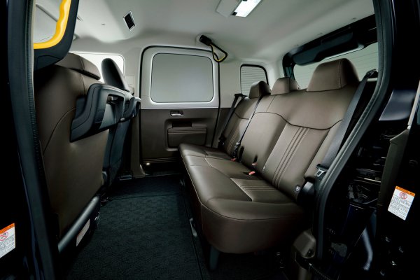 JPNタクシーの後席スペース。室内高は1370mm、後席ヘッドクリアランスは230mm、前後席間距離は1065mm