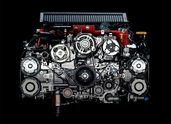 EJ20バランスドエンジン。それは一般的な量産車より回転系パーツの重量公差・回転バランス公差を低減することで、SUBARU BOXERが持つ、本来の滑らかな回転を一段と磨き上げたエンジンである。ピストン&コンロッドは重量公差50%低減、クランクシャフトは回転バランス公差85%低減、フライホイール＆クラッチカバーは回転バランス公差50%低減。レーシングエンジンにも迫る精度に仕上げている。308ps／43.0kgmのスペックはノーマルと同じ