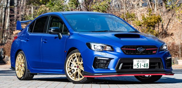 EJ20ファイナルエディションの優先購入権の応募総数は約1万3000件。価格はWRX STI EJ20 Final Editionが452万1000円。WRX STI EJ20 Final Edition FULL PACKAGEが485万1000円。ベースのSTI Type Sの価格は413万6000円だから、それぞれ38万5000円円高、71万5000円高