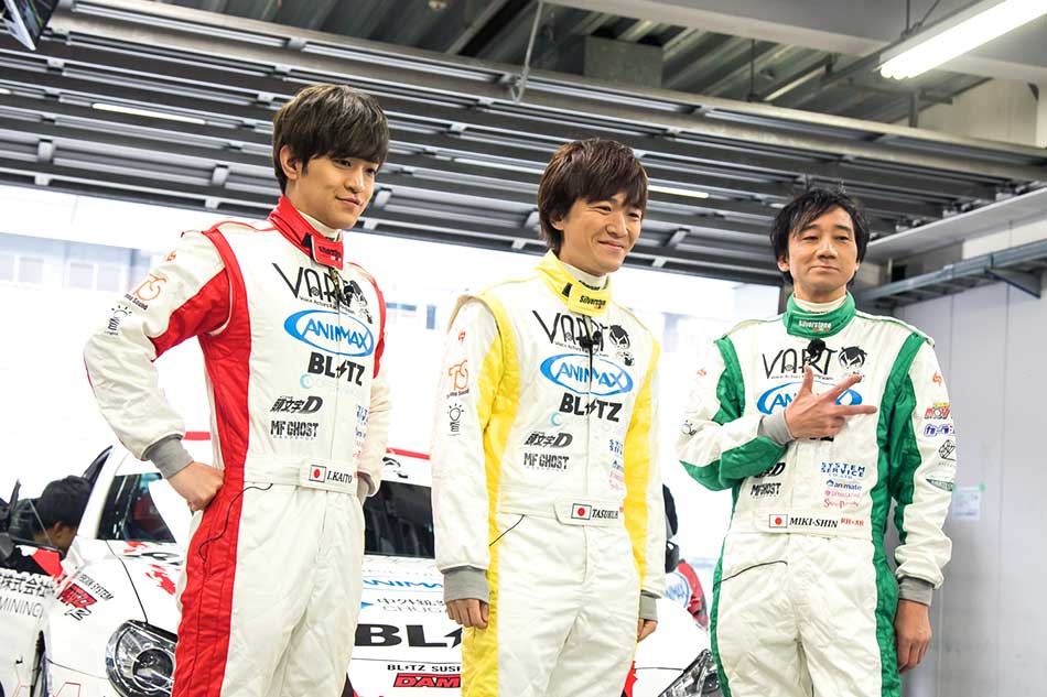 声優界で活躍する三木さん、石川さん、畠中さん。すでにプロドライバーの風格さえあるが、この日、チームから支給されたレーシングスーツに初めて袖を通した。初お披露目となったレーシングスーツを着た記念撮影はファンにとって貴重な写真