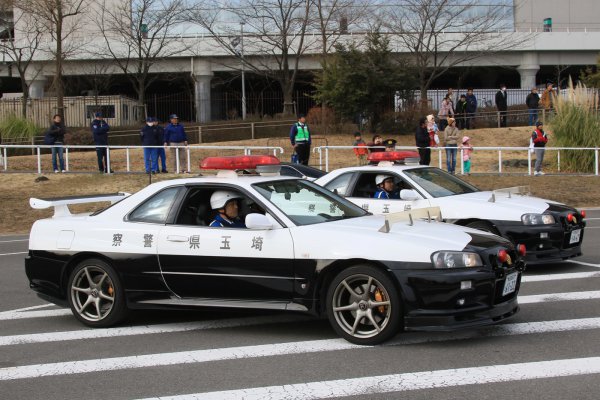  埼玉県警の日産R34スカイラインGT-Rパトカー。2000年に県費（県の予算）で導入された。グレードは前期Ｖスペック、後期型、後期型ＶスペックIIで白黒パトカーとして５台が存在。また同車の覆面パトカーも県費で導入されていた。白黒パトカーは３台が現役である 