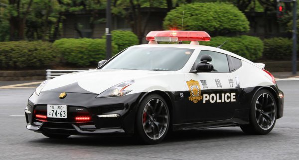 警視庁のフェアレディZ NISMOパトカー。2016年に都費で３台が導入された。いずれもNISMO仕様であるが、後年に１台が追加配備され、こちらはノーマル仕様のフェアレディＺだった。マツダＲＸ‐８パトカーの後継配備で、抜群のインパクトだ 