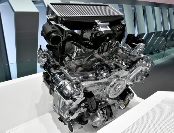 アセントに搭載されているFA24型2.4Lターボエンジン。FA20型のボア・ストローク86×86mmに対して、FA24型は92×86mm。ストロークは同一で、ボアアップによる排気量拡大を実現した新世代直噴エンジン264ps、38.2kgmを発生 