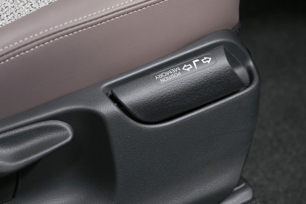 イージーリターンシートはシート右側面の専用レバーでロック解除を行なうことで、ドライビングポジションのシート前後位置を保持しつつ、降車時にシートを後端までスライドさせて乗降性を高めることが可能（新型ヤリス）