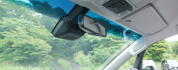 フロントガラス上部が青や緑でグラデーションになっているのはなぜか 自動車情報誌 ベストカー