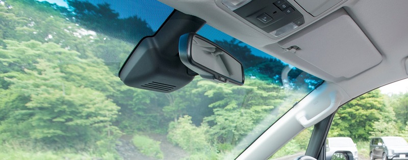 フロントガラス上部が青や緑でグラデーションになっているのはなぜか - 自動車情報誌「ベストカー」