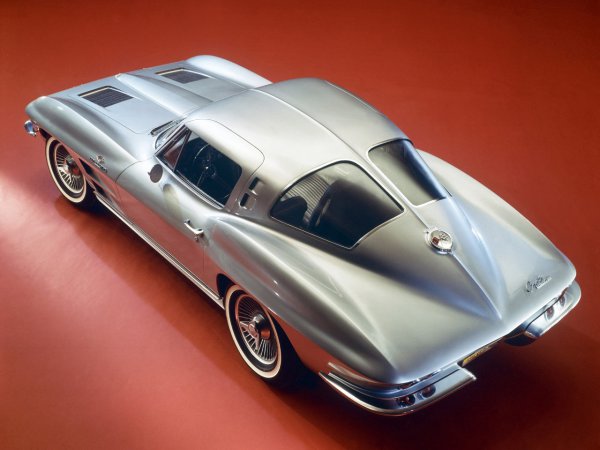 1963年／2代目。1963年モデルの特徴として、ルーフからリアエンドに向かって走るフレームによって二つに寸断される「スプリット・ウインドウ」と呼ばれるリアウインドウを持っていた