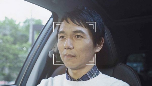 ダッシュボードにあるカメラがドライバーを認識してさまざな情報を展開するスバルのドライバーモニタリングシステム。ドライバーが乗車すると、あらかじめ設定しておいたシートポジションやドアミラー角度を自動的に再現。加えて前回イグニッションOFFした際のマルチファンクションディスプレイ表示やメーターディスプレイ表示、エアコン設定を再現するほか、登録したドライバーごとの平均燃費も表示