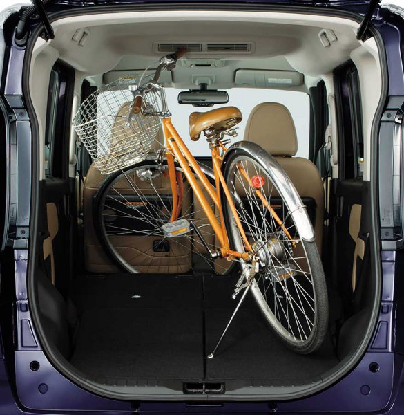荷室は4人乗車時も広く、さらに後席を前に倒せば大人用自転車を積むことも可能