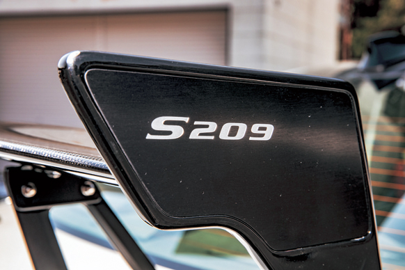 S209ロゴ入りのドライカーボン製大型リアスポイラー。これは S208と同じものを採用している