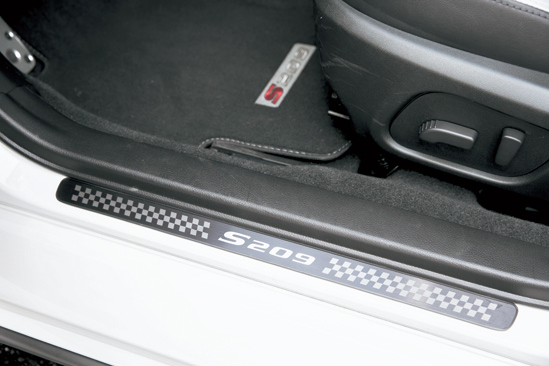 サイドシルには前席、後席のいずれにもSTIの柄とS209の刻印が入ったシルバーの専用スカッフプレートが採用されている