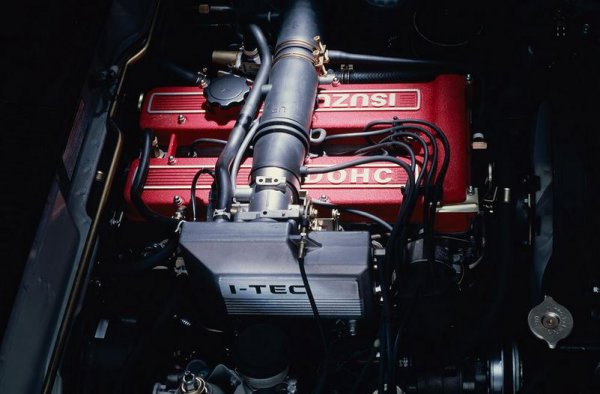 ピアッツァに搭載された1949cc、直4DOHCエンジン。最高出力は135ps、最大トルクは17.0kgm