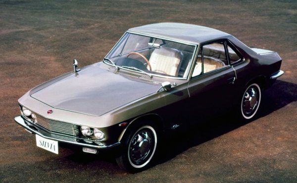 1965年4月に発売された初代シルビア。クリスプカットといわれたボディラインのエッジ部分やシャープにカッティングされたセミハンドメイドの継ぎ目のない流麗なクーペボディが特徴
