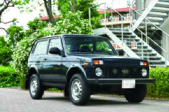 NIVAは1977年登場ながらフルタイム4WDの本格オフローダー。日本では現在も並行輸入車として販売されているので知っている人も多いはず