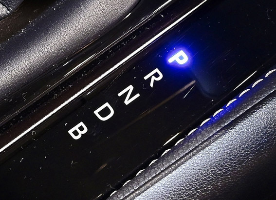 燃費よく運転するには ハイブリッドカーにある B レンジの上手な使い方 自動車情報誌 ベストカー