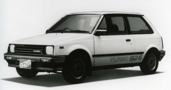 1984年10月にターボモデルを国際ラリー規格であるグループBに合わせて排気量を993ccから926ccへとダウンサイジングしたホモロゲーションモデル、シャレード926ターボを200台限定で発売。76ps／11.0kgmを発生する993cc直3SOHCターボを搭載、車重はわずか690kgだった。1985年のサファリラリーに初エントリーながら初優勝（グループAでも1-2フィニッシュ）