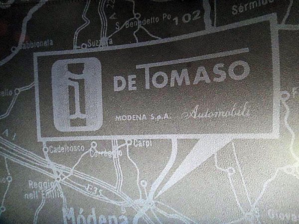 DE TOMASO本社の所在地まで描かれており、遊び心のある演出がなんともユニーク