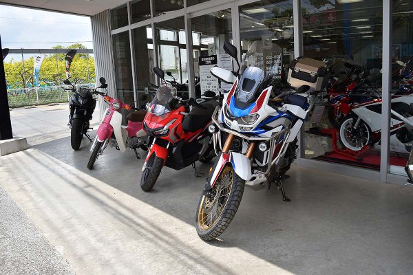 レンタルバイクを受け取るホンダドリーム店の前に並んだレンタル車両。なんとアフリカツイン（1100cc）も！ヘルメットやバイクウェアなどもレンタルあります！