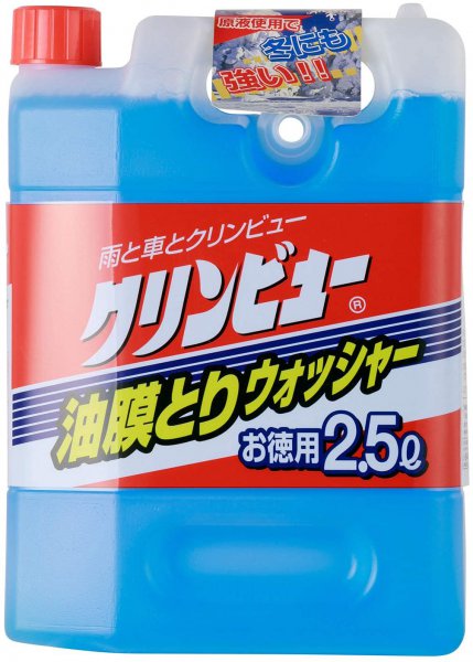 2.5Lボトル入のお徳用油膜取りウォッシャー液。2.5Lボトル入りで取り回しやすく専用ノズルも付属。標準品よりも洗浄成分を増量し、油膜汚れを効果的に洗浄。原液使用時の凍結温度はマイナス12度、1:1の場合はマイナス6度。価格は443円