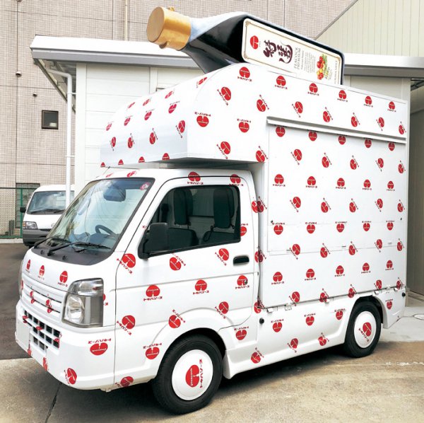キッチンカー名：「トキハソースキッチンカー」。主な出店地域：東京都。主なメニュー：瀧野川やきそば。キッチンカーはアートなデザイン。ソースが上にのってます