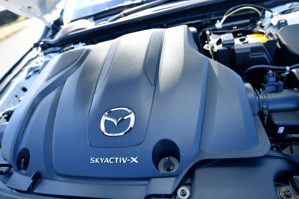 SKYACTIV-Xは通常のガソリンエンジンのような火花点火（SI）ではなく、ディーゼルエンジンのように圧縮着火（CI）する。「M Hybrid」と呼ばれる24Vのマイルドハイブリッドシステムが組み合わされる