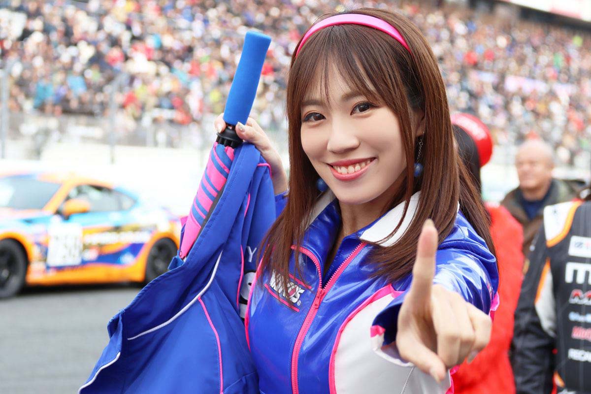 史上初の快挙 19年gt王者とフォーミュラ王者のレースクイーン霧島聖子ちゃん 自動車情報誌 ベストカー