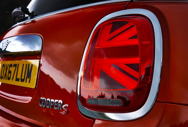 『ルーツへの敬意』として2018年からリアコンビはユニオンジャック柄が点灯するデザインのものが採用され、英国色をアピールしている