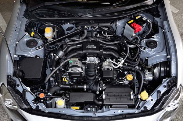 エンジンは現行と同じ水平対向4気筒DOHCとなるが、排気量は2Lから2.4Lにアップされる可能性が高い。それに伴い型式はFA20からFA24になる