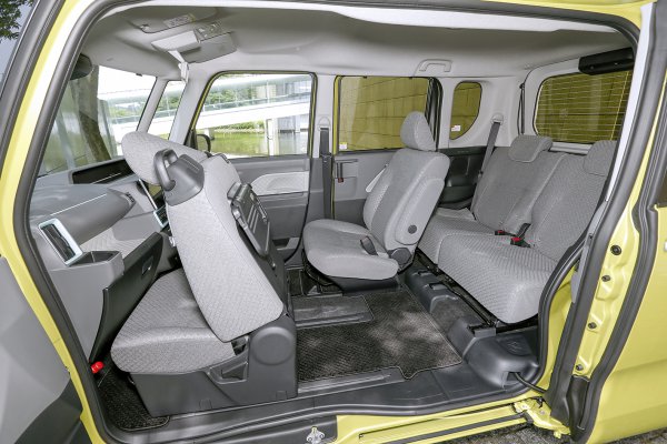 タントの最大の魅力であり特徴が、ミラクルオープンドア。現行モデルでは世界初となる運転席ロングスライドシートを採用
