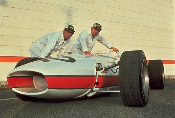 ホンダの創始者本田宗一郎氏（写真右）と第1期F1時代の監督の中村良夫氏（写真左）。マシンは1966年のRA273