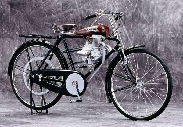 初めて『HONDA』の名を冠した製品は写真のホンダA型自転車補助エンジン（1947年）。本田宗一郎氏は、ダイキャストで作ることにこだわったという