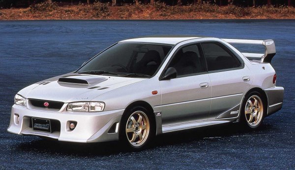 2000年に初代インプレッサWRXをベースにSTIが300台限定で販売されたのがS200シリーズの始まり。車両価格は390万円だった