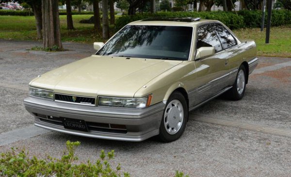 755万円というプライスタグが付けられた1986年式前期型アルティマ。外装は純正色パールツートンよりゴールドツートンにセミレストア（エンジンルーム含む）。サンルーフは後期車両より移植。エンジンはフルオーバーホール済み