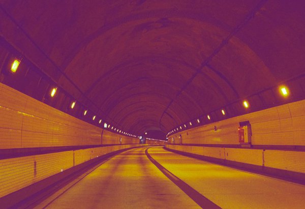 トンネル内のオレンジ色の照明はなぜ少なくなっているのだろうか?（PHOTO／ura ho＠Adobe Stock）