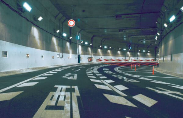 急カーブが連続するループ内のため、安全性を特に重視した壁面の明るさを路面の明るさの2倍に設定して安全性を高め、さらに基本照明に追加する方式で追跡照明を設置（PHOTO／首都高速道路）