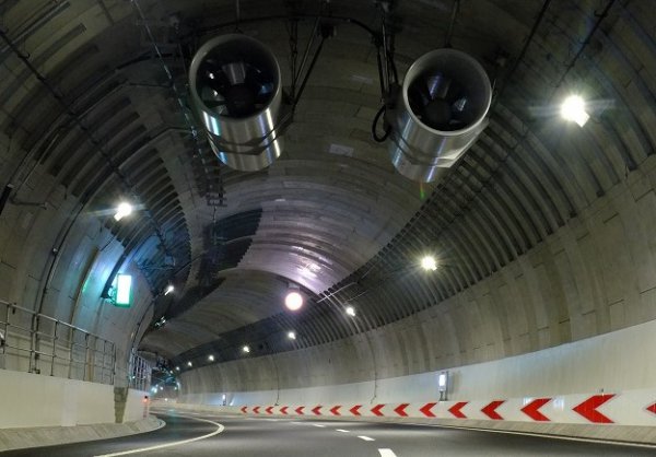 中央環状線山手トンネルに設置されているLED照明（PHOTO／首都高速道路）