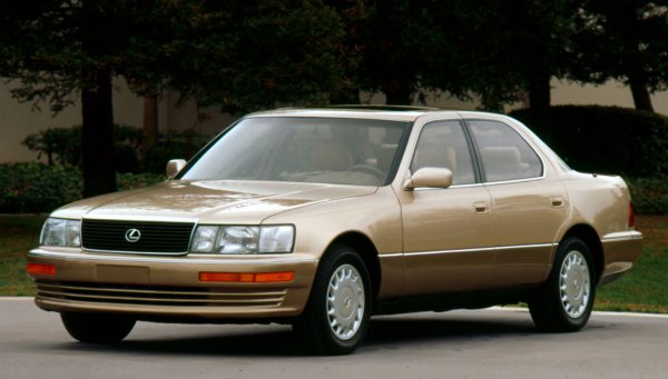 1989年にデビューした初代LSは日本ではセルシオとして販売された。源流主義を謳い徹底的に音振対策を施し、ベンツ、BMWを震撼とさせた